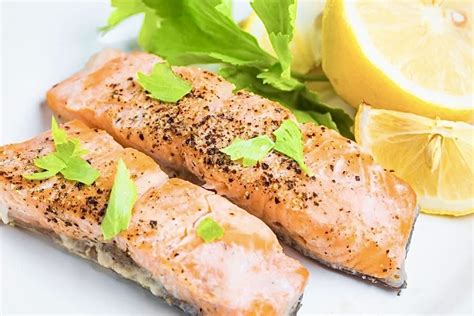 Salmón cocinándose en sartén con papel vegetal