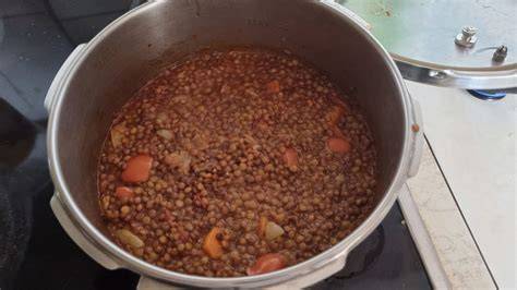 Olla con lentejas cociéndose con verduras