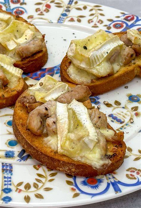 Tostas de queso brie con melocotón asado