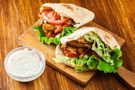 Pan de pita relleno de gyros de cerdo y verduras