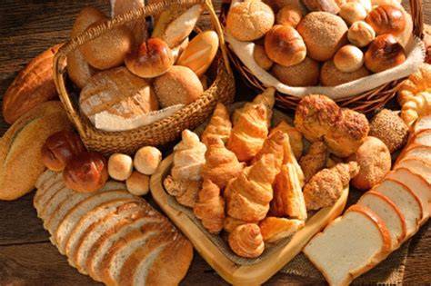Variedad de productos de panadería y bollería