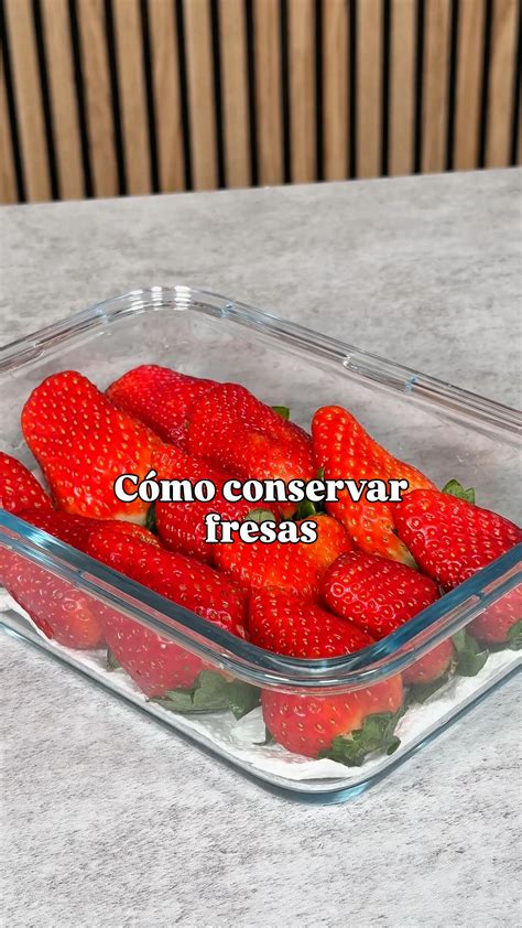 Fresas frescas y vinagre en un bol
