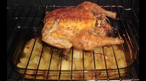 Pollo asándose en el horno