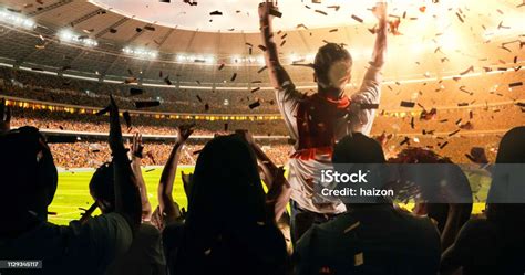 Aficionados del Atlanta United celebrando en el estadio