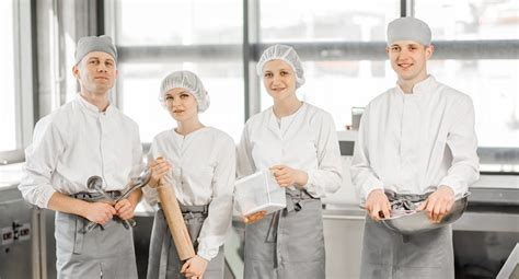 Panadería tradicional con panaderos en uniforme