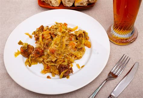 Plato de repollo estofado con carne de cerdo