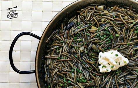 Variantes de fideuá: negra, de marisco, de verduras