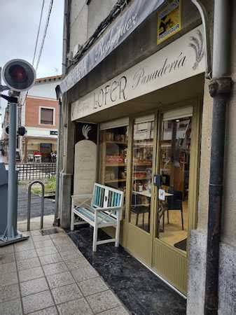 Fachada de panadería tradicional en Llanes Asturias