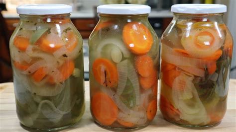 Zanahorias en escabeche casero en un frasco de vidrio