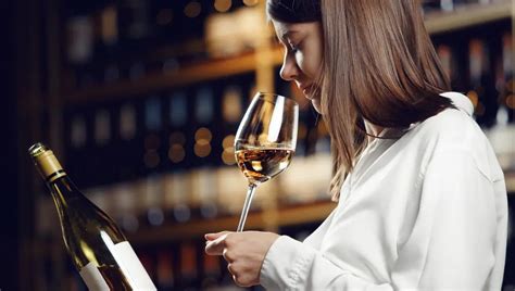 Botellas de vino y una persona catando