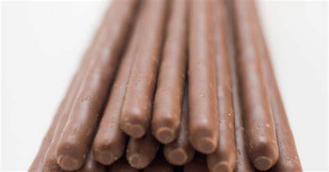 Palitos de chocolate caseros en una bandeja