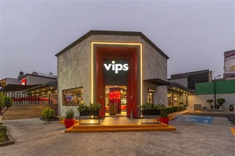 Imagen de la fachada de un antiguo VIPS con su tienda de libros