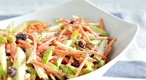 Ensalada de manzana, col de bruselas y zanahoria