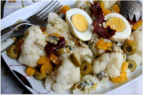 Ensalada fresca de coliflor con pepino y aceitunas