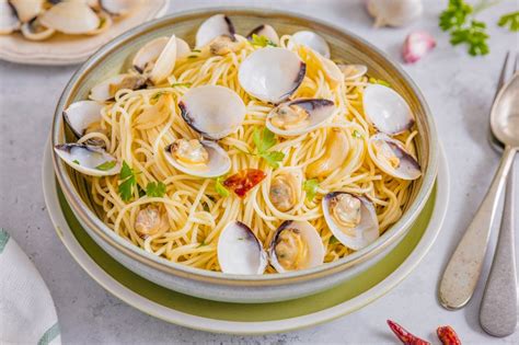 Plato de espaguetis a la vongole con almejas y perejil