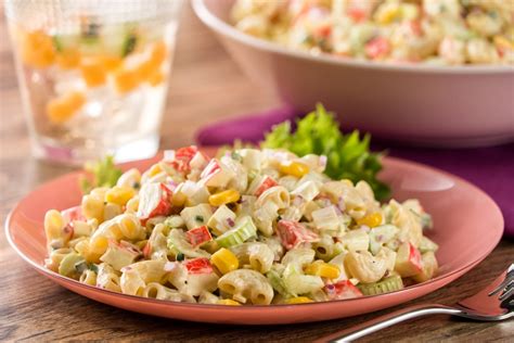 Ensalada de pasta con surimi