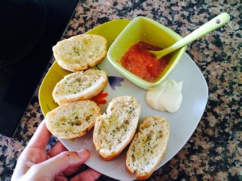 Pan tostado con gambas y alioli