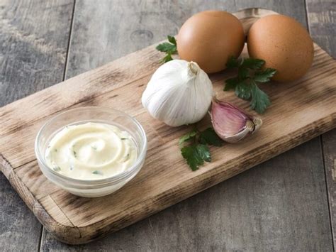 Salsa alioli en un recipiente
