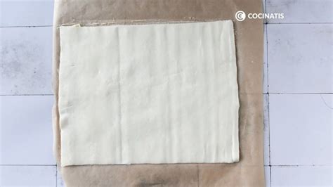 Lámina de hojaldre sobre papel de horno
