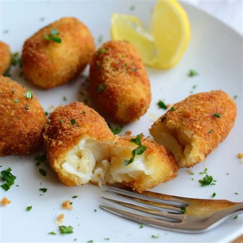 Croquetas de bacalao recién fritas y doradas