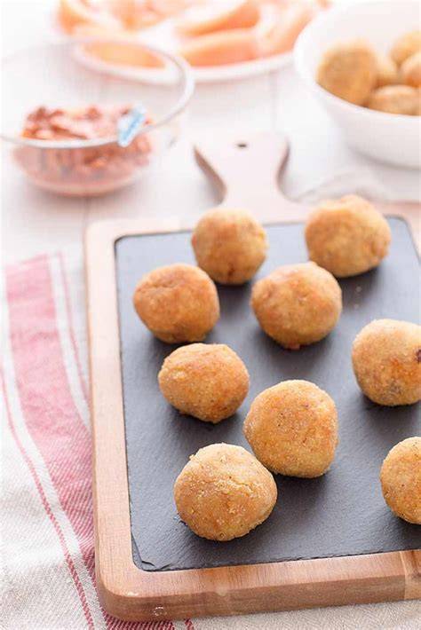 Croquetas de atún con tomate listas para servir