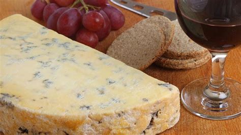 Queso Stilton con una botella de vino invertida