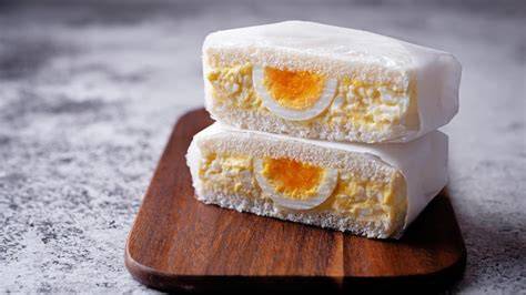 Sándwich de huevo japonés cortado diagonalmente