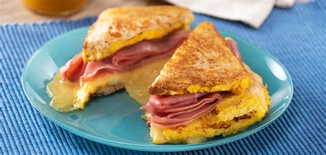 Sándwich de huevo envuelto con brócoli y tocino