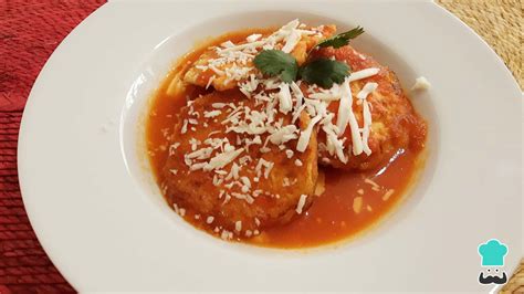 Plato de tortitas de pollo con salsa roja