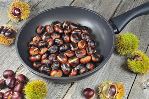 Castañas asadas en sartén