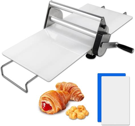 laminadora de masa manual sobre mesa de trabajo