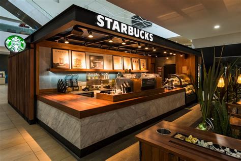 Interior de una cafetería Starbucks