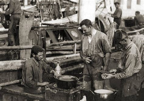 Pescadores vascos preparando marmitako en un barco