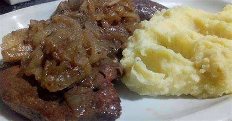 Plato de hígado encebollado con puré de papas y ensalada