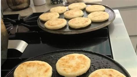 Representación de un budare indígena cocinando arepas