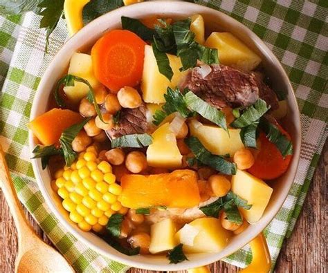 Puchero tradicional con ingredientes variados