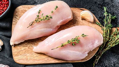 Pechugas de pollo crudas y cortadas en trozos