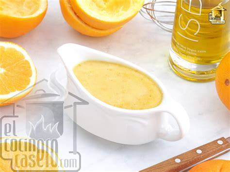 Salsa de naranja espesa en una sartén
