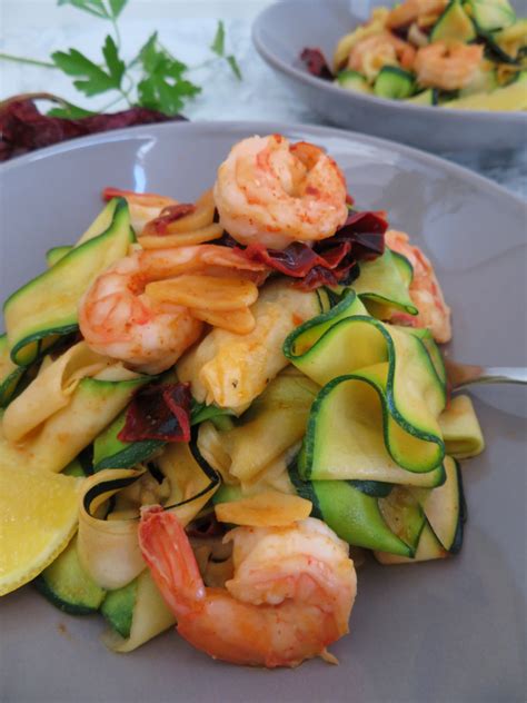 Imagen de un plato de salteado de calabacín con gambas
