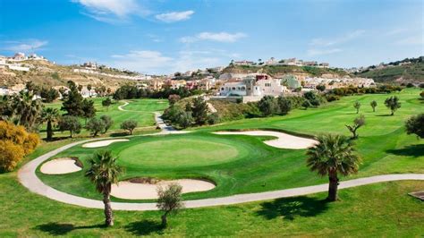 Vista aérea del campo de golf La Marquesa con palmeras y zonas verdes
