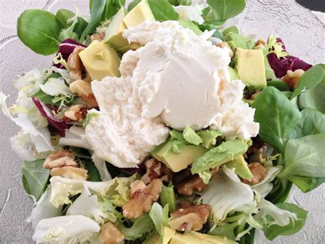 Ensalada con aguacate y queso de cabra