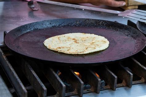 Tortilla inflándose en un comal