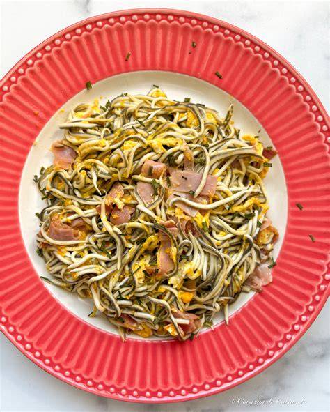 Gulas y jamón salteándose con ajo