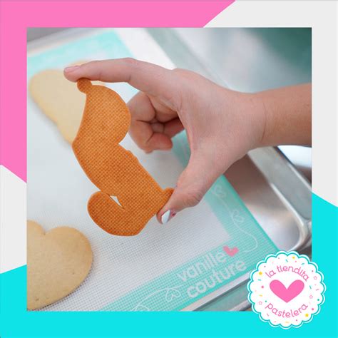Galletas de mantequilla horneándose en un tapete microperforado