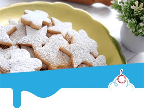 Galletas de mantequilla decoradas con algodón de azúcar en forma de nube