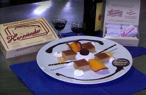 Fachada de la pastelería Hernando con el cartel de cierre