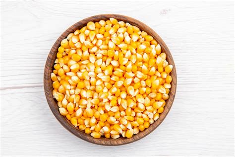 Granos de maíz crudos y palomitas de maíz reventadas