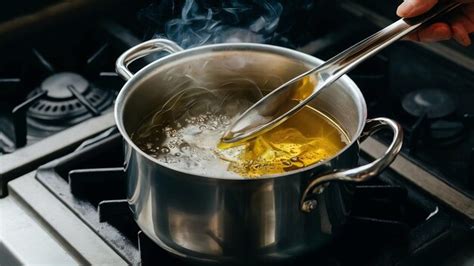 Olla con aceite caliente en la estufa