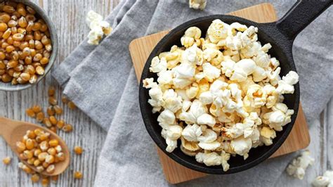 Palomitas de maíz cocinándose sin aceite en una olla