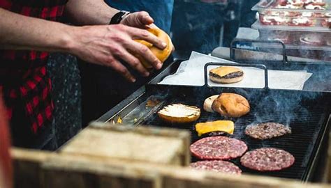 Foodtrucks preparando hamburguesas
